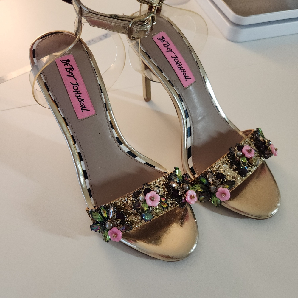 Betsey Johnson Gold Floral Embellished Women's Heels Open Toe Ankle Strap Y2k